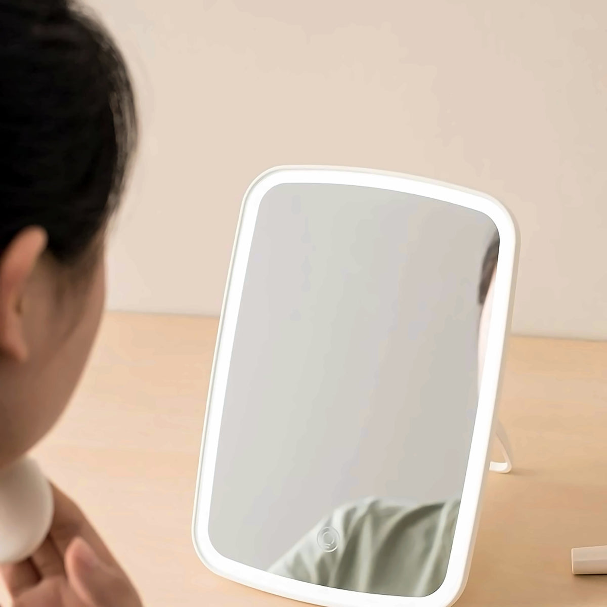 Using the LED makeup mirror